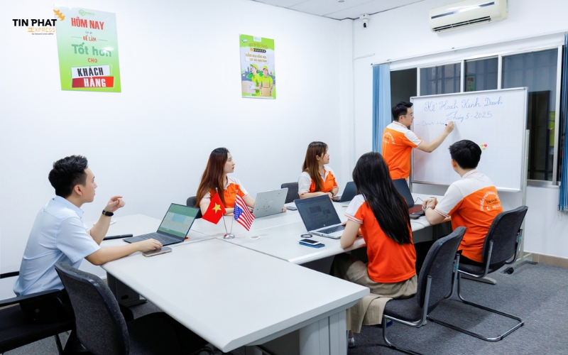 Tư vấn viên của Tín Phát luôn sẵn sàng hỗ trợ 24/7, tư vấn dịch vụ phù hợp và tiết kiệm nhất cho khách hàng.