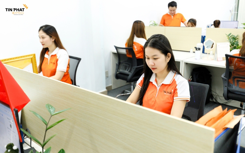 Tư vấn viên lắng nghe nhu cầu của bạn và đưa ra phương án vận chuyển tối ưu nhất.