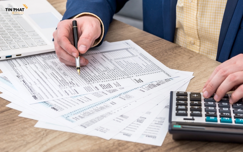 Dựa trên giá trị khai báo và loại hàng, hải quan tính thuế theo tỷ lệ quy định của nước đó.