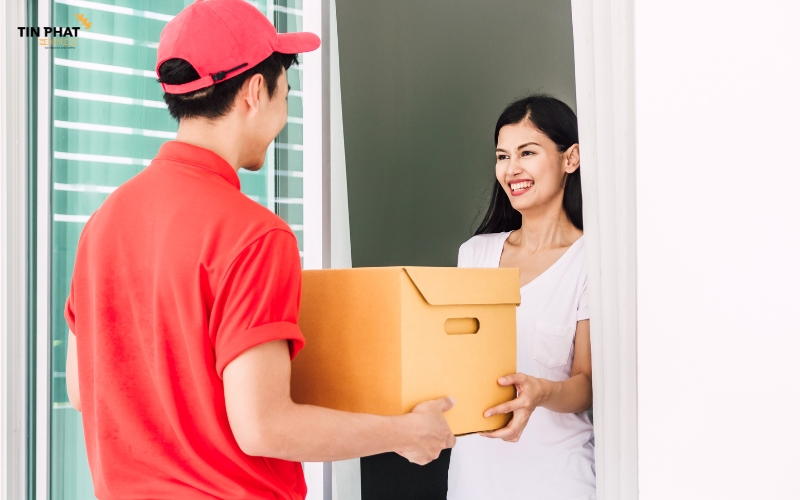 Sau khi thông quan xong, hàng được chuyển cho đối tác giao hàng bản địa. Họ sẽ giao tận nơi theo địa chỉ đã khai báo.