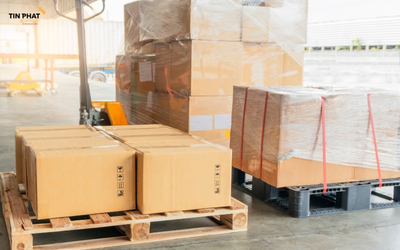 Gom hàng một lần thay vì gửi lẻ nhiều lần giúp tiết kiệm chi phí đáng kể. 