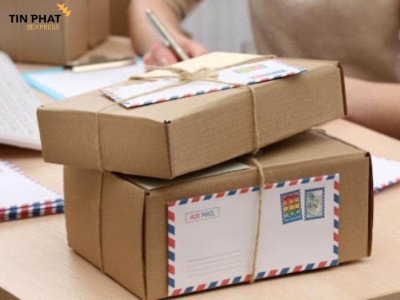 Điền đầy đủ thông tin theo mẫu sẵn và lựa chọn hình thức vận chuyển.
