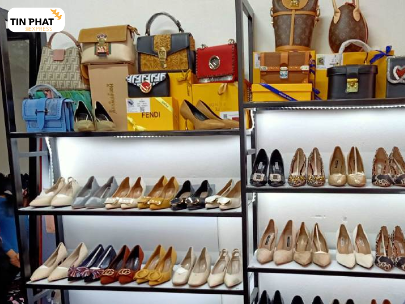Giày dép, túi xách được phép gửi đi Malaysia bằng bưu điện