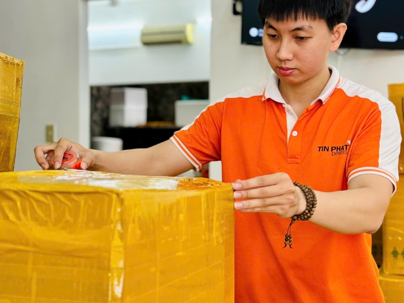 Đội ngũ đóng gói chuyên nghiệp hỗ trợ khách hàng.