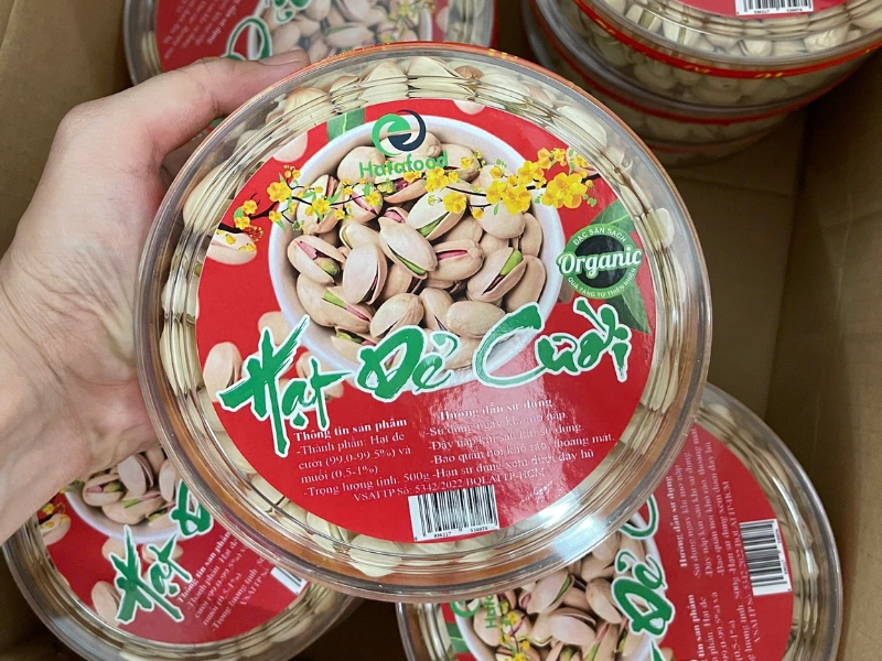 Các loại hạt, bánh kẹo bà con gửi sang để kinh doanh.