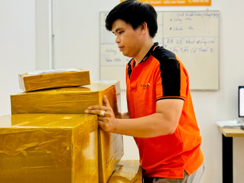 Tín Phát Express miễn phí nhận hàng và đóng gói tận nhà.