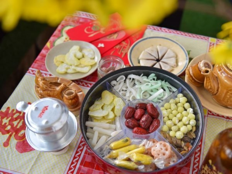 Mứt, bánh kẹo Tết là những mặt hàng được bà con ưa chuộng.