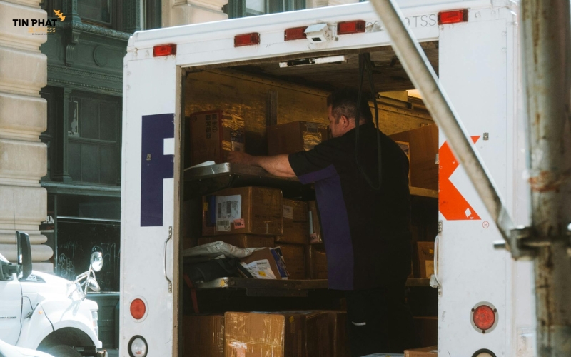FedEx cho phép thay đổi địa chỉ giao hàng hoặc người nhận nhưng sẽ có phụ phí.