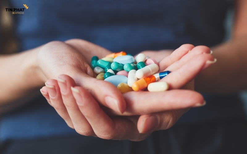 Thuốc kê đơn không có giấy phép FDA cũng thuộc nhóm bị hạn chế gửi bằng đường bưu điện. 