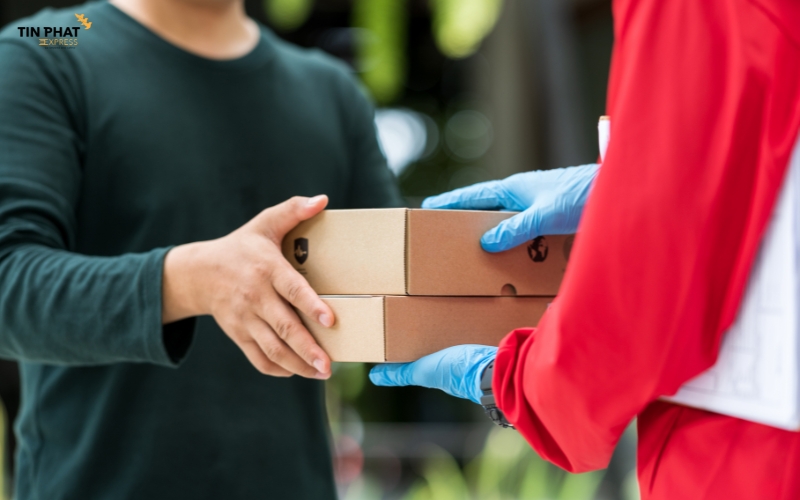 Bạn có thể đặt lịch hẹn hoặc gọi hotline để sử dụng dịch vụ Pick up của Fedex.