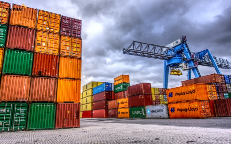 Hàng hóa đến cảng, được quét container và kiểm tra sơ bộ.