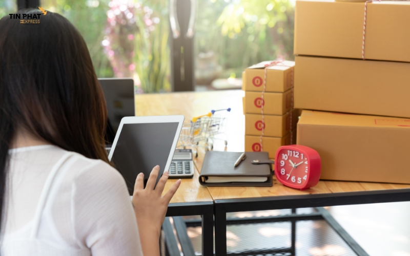 Kiều bào gửi quà cho gia đình nên ưu tiên những phương thức giao nhanh.