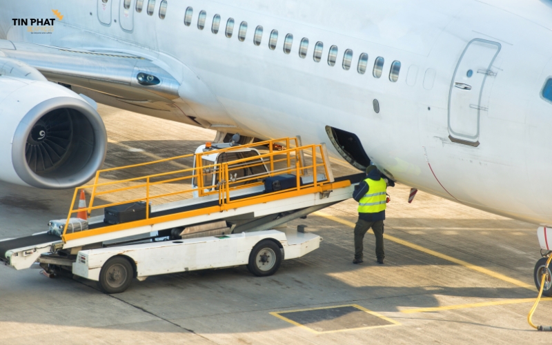 Hàng hóa được vận chuyển trên những chuyến bay thương mại với tần suất cao, đảm bảo linh hoạt trong việc xử lý.