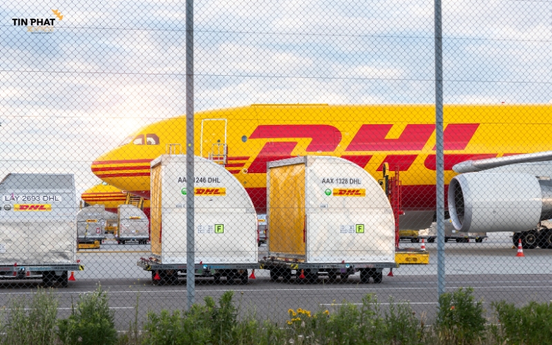 DHL thuộc top hãng vận chuyển thuốc tây qua Mỹ an toàn nhưng giá cước tương đối cao.