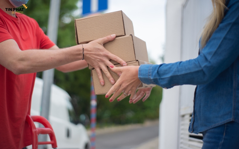 Sau khi được FDA clearing, hàng sẽ được chuyển cho đối tác logistics địa phương để giao hàng.