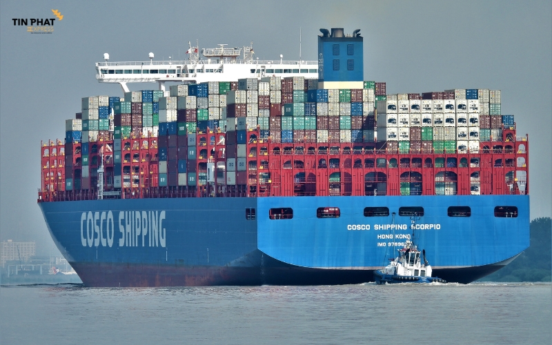 Tàu container hiện đại chở được 18.000-24.000 TEU. Container 20 feet (6,1m x 2,4m x 2,6m) chứa 28-30 m³ hàng hóa.