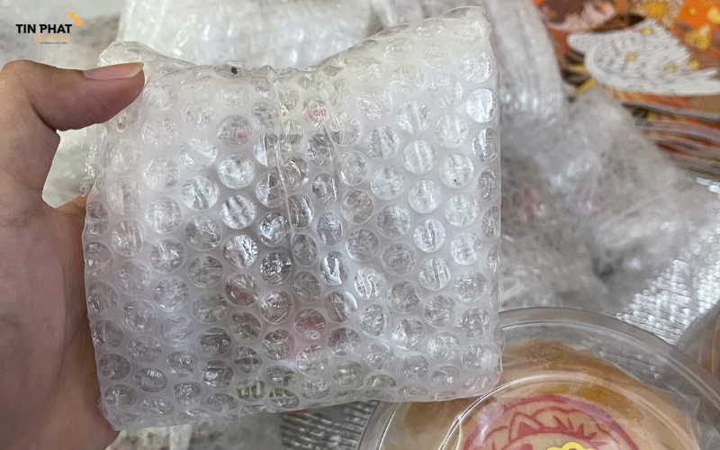 Đóng gói chuyên nghiệp không chỉ bảo vệ bánh khỏi hư hỏng mà còn đảm bảo tuân thủ các tiêu chuẩn vận chuyển quốc tế.