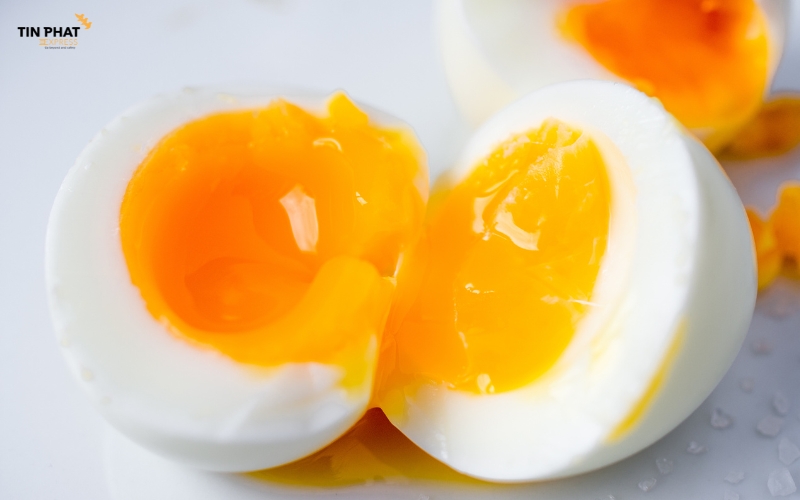 Trứng tươi hoặc sản phẩm từ trứng thô: Nguy cơ salmonella và cúm gia cầm nên bị cấm.