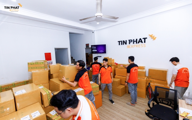 Kho vận rộng rãi, đội ngũ nhân sự luôn sẵn sàng hỗ trợ khách hàng 24/7.