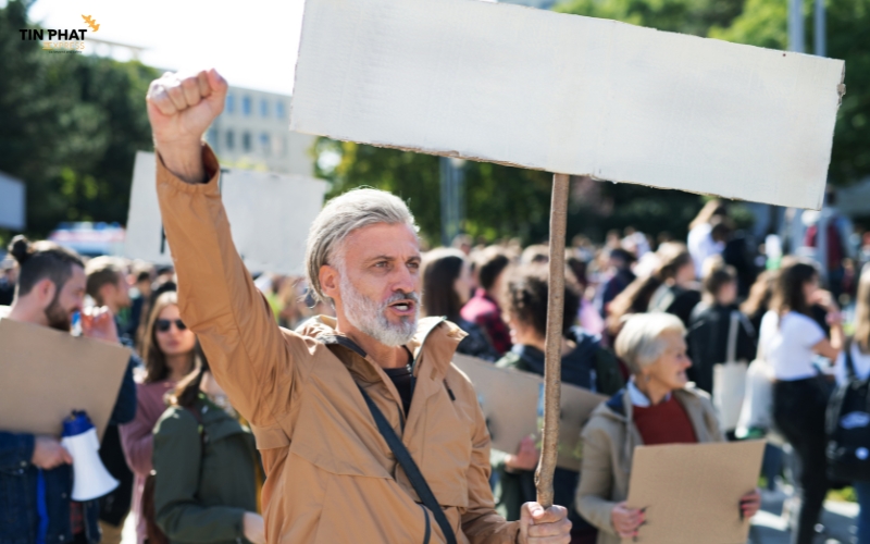 Nếu có bảo hiểm hàng hóa, khi bị ảnh hưởng bởi các cuộc đình công, biểu tình, kiện hàng sẽ được đền bù.