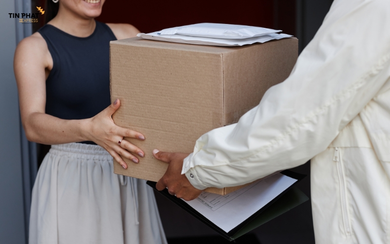 Dịch vụ Door-to-Door có nghĩa chúng tôi lấy hàng tại Việt Nam và giao tận tay người nhận tại Nhật Bản.