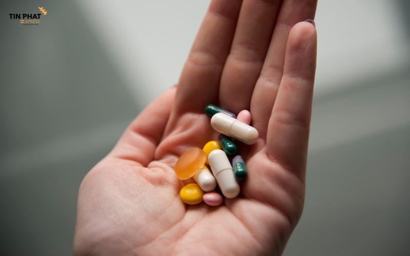 Thuốc không kê đơn thuộc mặt hàng vận chuyển có điều kiện và phụ phí.