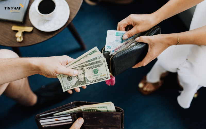 Tiền mặt bị cấm vận chuyển quốc tế.