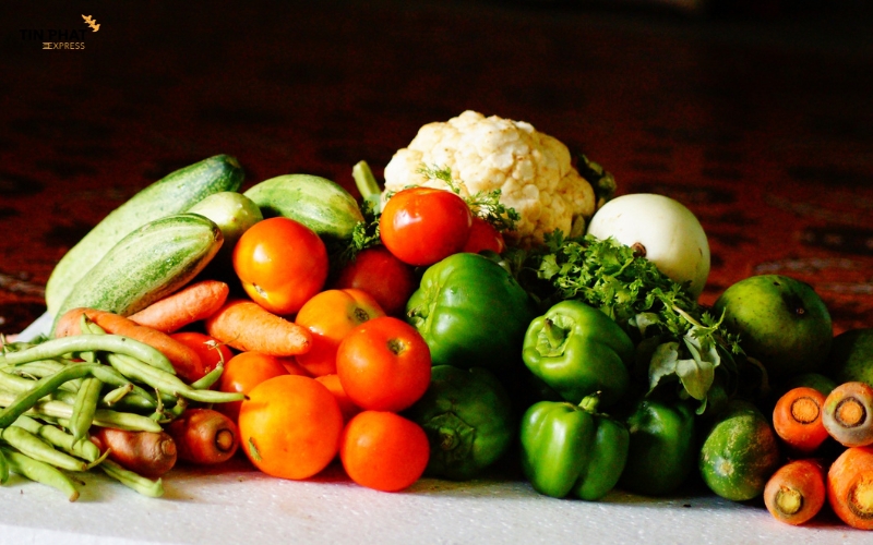 Thực phẩm tươi sống như rau củ tươi cần kiểm dịch khi vận chuyển.