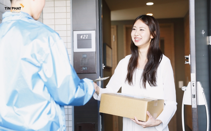 Đối với dịch vụ giao tận nơi, chúng tôi phối hợp với đối tác tại Úc để giao hàng đến địa chỉ cuối.