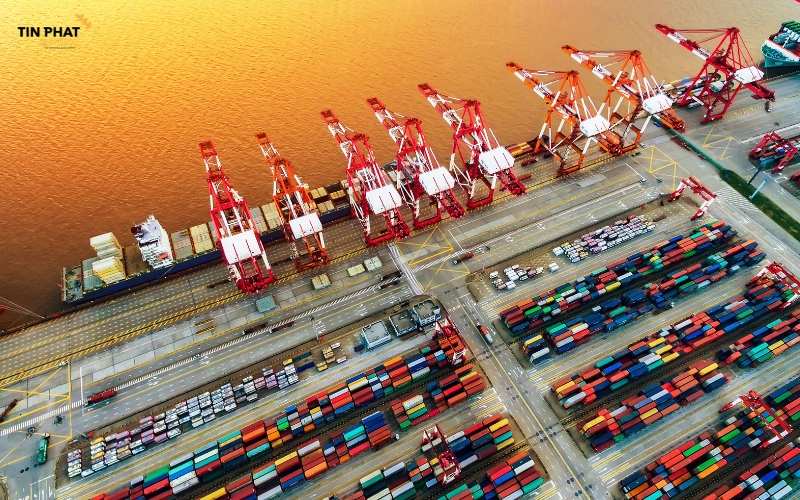 Mùa cao điểm (quý 4) cảng thường quá tải, container phải chờ berth 1-3 ngày.