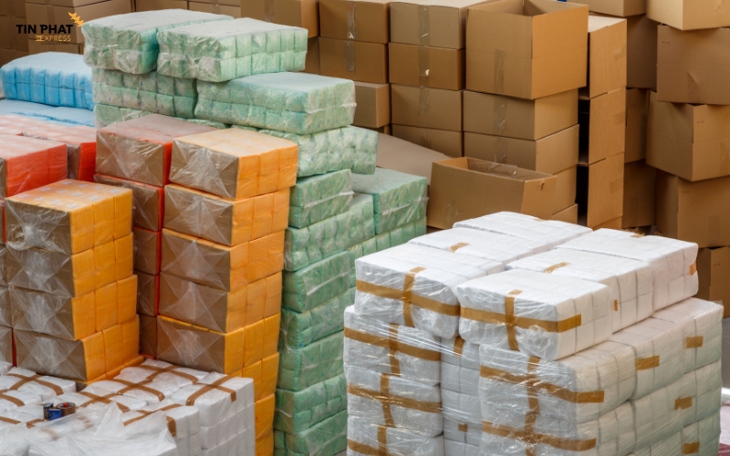 Gom hàng nhỏ lẻ thành 1 lô giúp tiết kiệm thời gian và chi phí khai báo hải quan.