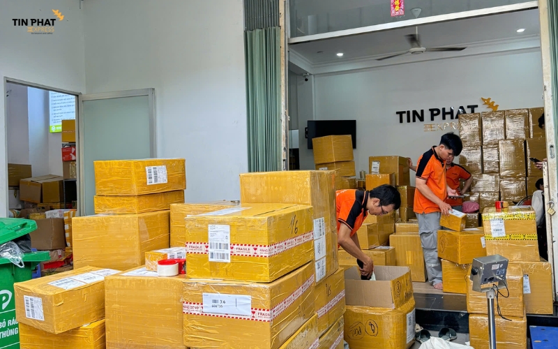 Tín Phát Express cam kết 3-6 ngày với Express Air, tỷ lệ đúng hẹn 99.2%, giá cạnh tranh hơn DHL 45%.