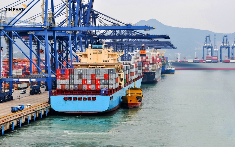 Port of Discharge là điểm đích nơi container hoặc hàng hóa được dỡ xuống khỏi tàu hoặc máy bay.