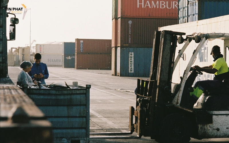 Port of Loading - viết tắt là POL - là cảng xếp hàng, điểm khởi đầu hành trình vận chuyển quốc tế.