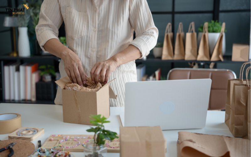 Shop tiến hành đóng gói sản phẩm cẩn thận, dán tem nhãn có thông tin người nhận, và ghi rõ số tiền cần thu hộ.