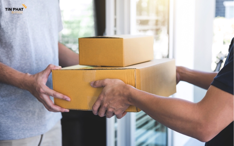 Sau khi hàng về đến Việt Nam, đơn vị vận chuyển sẽ làm thủ tục hải quan và giao đến tận tay khách hàng.