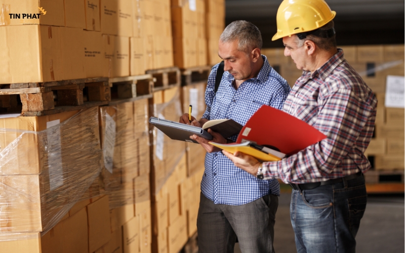 Hàng hóa gửi quốc tế phải qua kiểm tra hải quan và nộp thuế nhập khẩu.