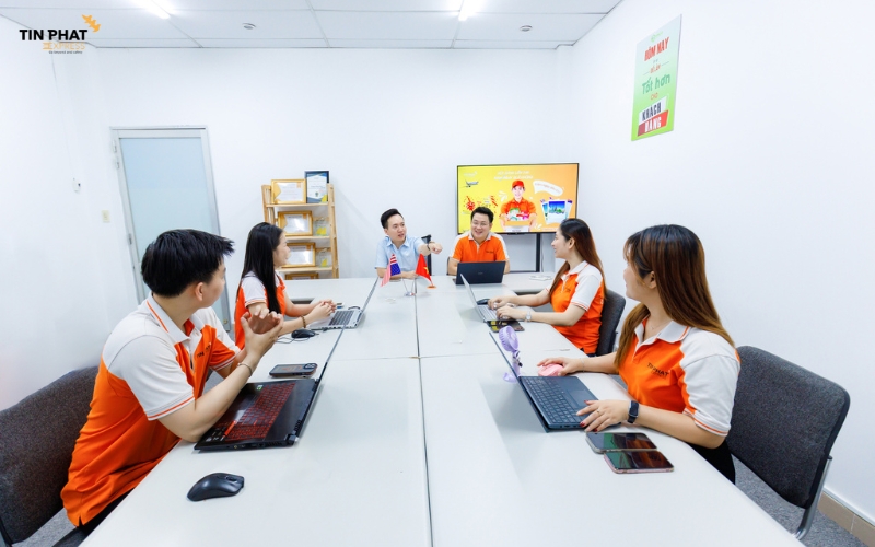 Tín Phát Express tự hào sở hữu đội ngũ nhân viên giàu kinh nghiệm trong lĩnh vực vận chuyển quốc tế.