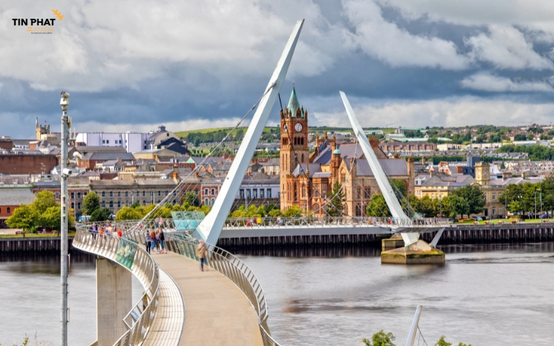 Đối với các vùng xa như Northern Ireland hoặc các đảo nhỏ, thời gian giao hàng có thể thêm 1-2 ngày.