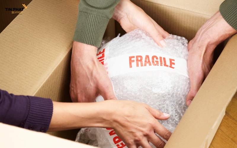 Bọc xốp hơi 2-3 lớp cho từng món, dán chặt bằng băng dính khi đóng gói hàng dễ vỡ. 