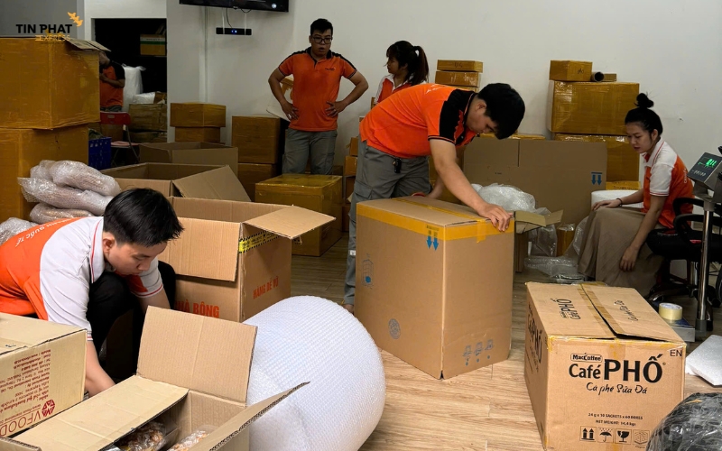 Tín Phát cung cấp đầy đủ vật liệu đóng gói chất lượng cao: thùng carton cứng, xốp hơi dày, băng dính bền, nhãn cảnh báo chuyên nghiệp.