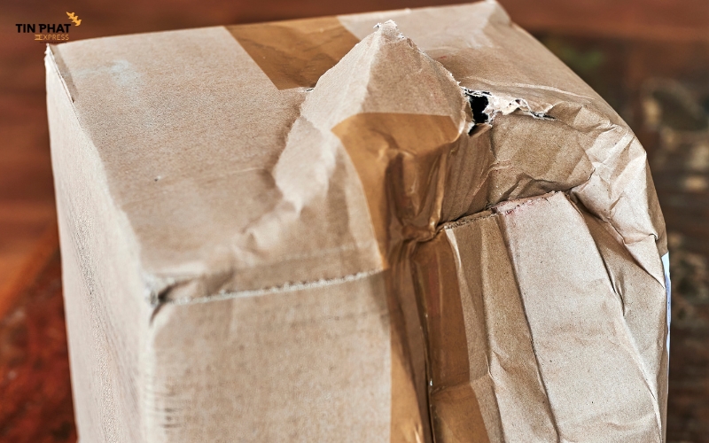 Hàng bị hư hỏng bên ngoài là rủi ro thường gặp trong vận chuyển quốc tế.