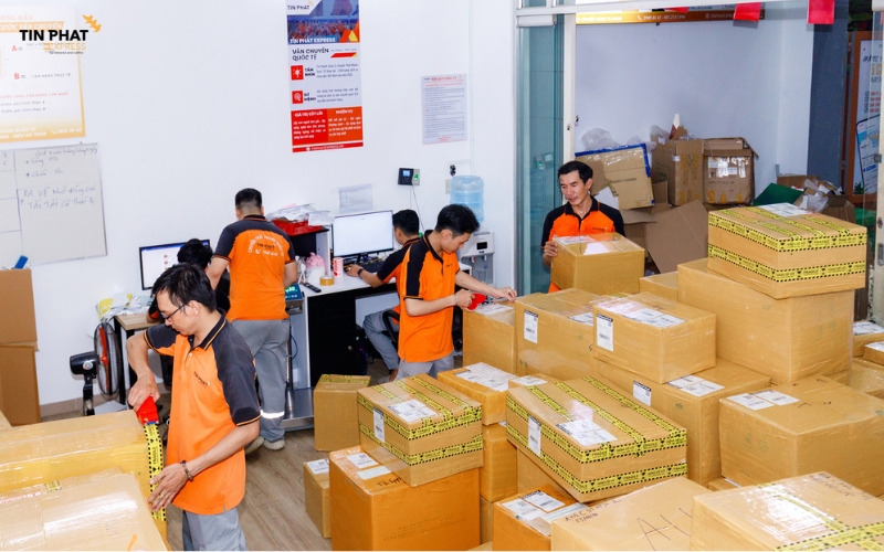 Tín Phát cam kết: tỷ lệ giao đúng hẹn 99%, bảo hiểm hàng hóa 100%, hệ thống tracking real-time và hỗ trợ khách hàng 24/7.