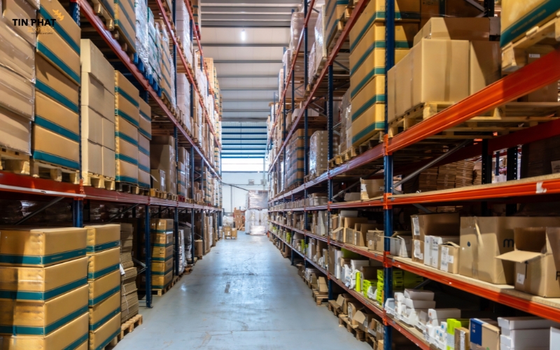 Phí lưu kho phát sinh khi người nhận không lấy hàng kịp thời.