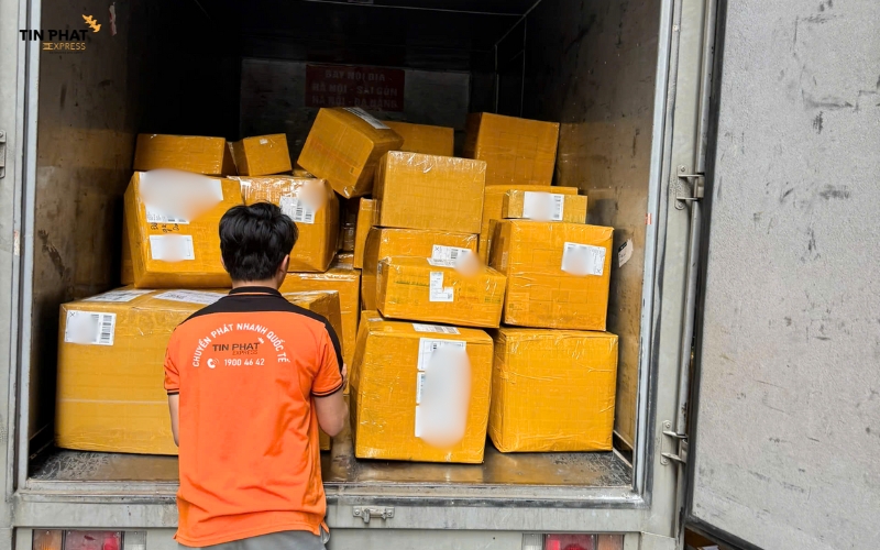 Tín Phát cung cấp dịch vụ lấy hàng tận nơi trên toàn Hà Nội, linh hoạt từ Thứ Hai đến Thứ 7.