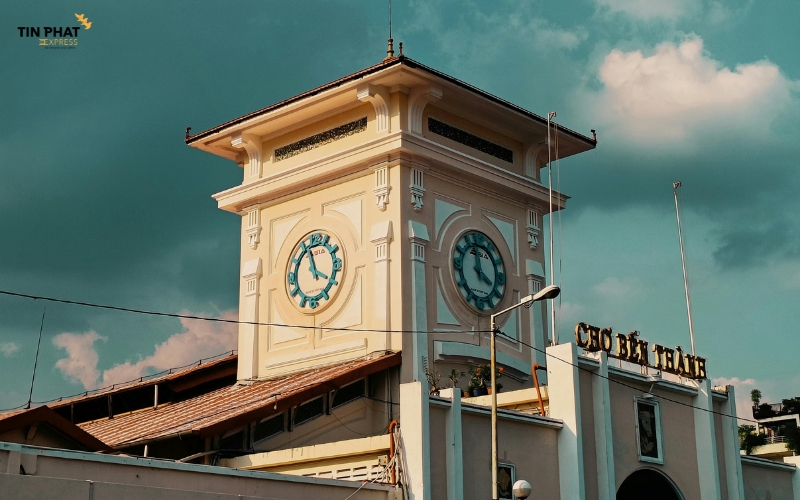 Quận 1 là trung tâm kinh tế – thương mại của TP.HCM. Nhiều văn phòng quốc tế đặt trụ sở tại đây.