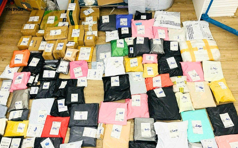 Nhân viên Tín Phát mua hàng thay, thanh toán hộ, rồi gửi qua Mỹ. Miễn phí hoàn toàn.