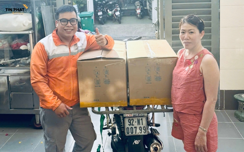 Sau khi xác nhận đơn, khách đặt lịch nhận hàng. Tín Phát Express phục vụ từ 8h00 đến 17h30 các ngày trong tuần.