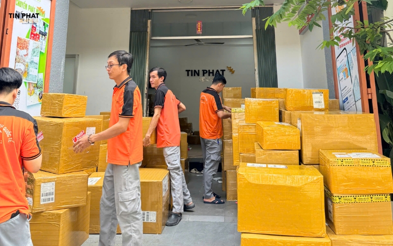 Gửi hàng đi Mỹ từ Quận 1 không còn là chuyện khó khăn. Tín Phát Express mang đến giải pháp toàn diện