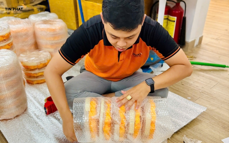 Tín Phát cung cấp dịch vụ đóng gói hoàn toàn miễn phí cho khách hàng gửi hàng từ 1kg trở lên.